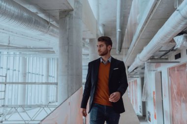 Modern ofis şantiyesini ziyaret eden uzman yönetici ya da yatırımcı olarak mimar ya da iş adamı 