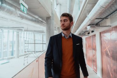 Modern ofis şantiyesini ziyaret eden uzman yönetici ya da yatırımcı olarak mimar ya da iş adamı 