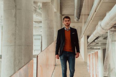 Modern ofis şantiyesini ziyaret eden uzman yönetici ya da yatırımcı olarak mimar ya da iş adamı 