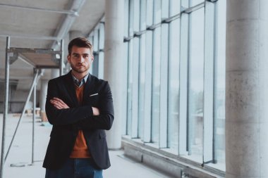 Girişim bürosu projesinin şantiyesini denetleyen işadamı