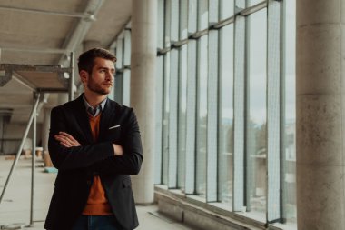 Girişim bürosu projesinin şantiyesini denetleyen işadamı