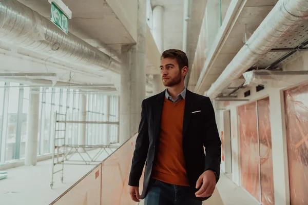 Modern ofis şantiyesini ziyaret eden uzman yönetici ya da yatırımcı olarak mimar ya da iş adamı 