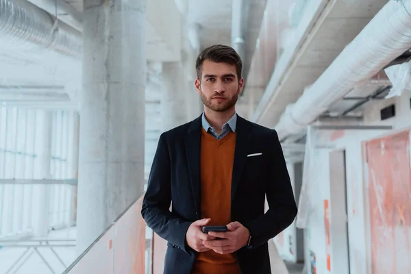 Geschäftsmann Architekt Experte Mit Einem Smartphone Bei Der Überwachung Der — Stockfoto