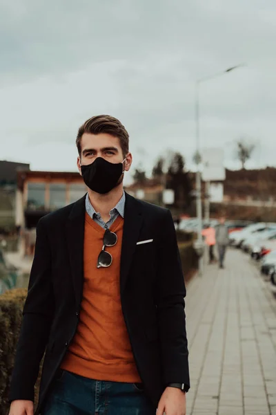 Junger Geschäftsmann Casual Look Mit Medizinischer Maske Auf Der Straße — Stockfoto