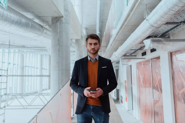 Businessman Architect Expert Using Smartphone While Overseeing Construction Site Modern — Stock Photo, Image