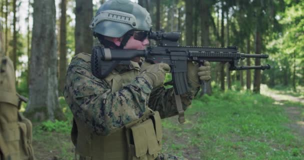 Soldaten zielen auf Sturmgewehr und schützen Militärbasis — Stockvideo