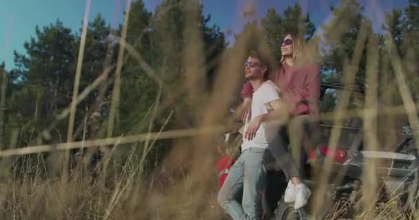 Jeunes amis s'amusant au soleil du matin, hipsters à la recherche d'aventure — Video