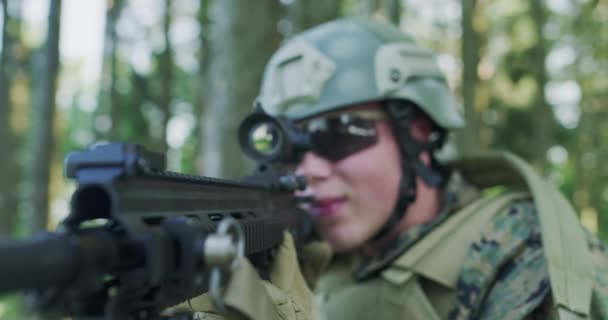 Solidaires visant un fusil d'assaut et protégeant une base militaire — Video