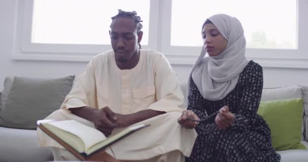 Pareja musulmana africana en casa en ramadán leyendo libro quran holly islam — Vídeos de Stock