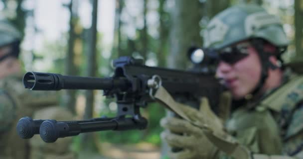 Solidarios apuntando rifle de asalto y protegiendo base militar — Vídeo de stock