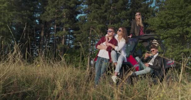 Les jeunes amis s'amusent au soleil du matin — Video