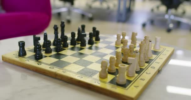 Jogo de xadrez Peças de xadrez de madeira em um tabuleiro de xadrez — Vídeo de Stock
