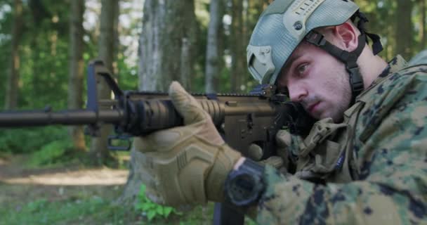 以突击步枪和保护军事基地为目标的团结者 — 图库视频影像