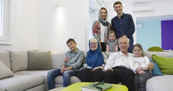 Kilka pokoleń portret szczęśliwej współczesnej muzułmańskiej rodziny przed iftar obiad podczas uczty Ramadan w domu — Wideo stockowe