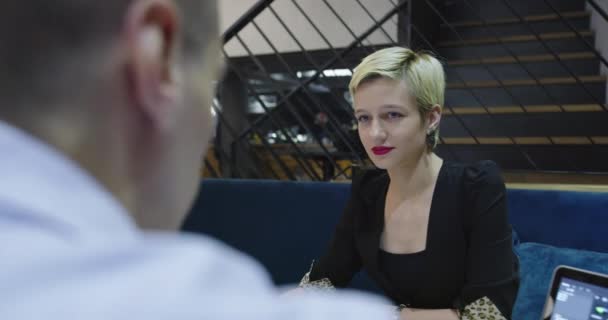 Business people meeting in a cafe — Stock Video