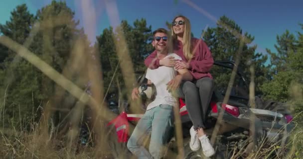 Jeunes amis s'amusant au soleil du matin, hipsters à la recherche d'aventure — Video