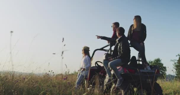 Grupa przyjaciół korzystających rano słońce na off road samochodu i zabawy — Wideo stockowe