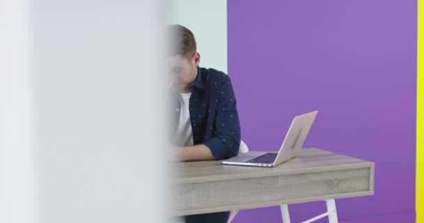 Carrière freelance, homme souriant travaillant sur ordinateur portable à la maison — Video