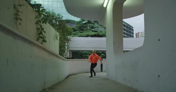 Mujeres ACTIVAS corriendo en el centro de la ciudad por la noche en el entorno urbano — Vídeos de Stock