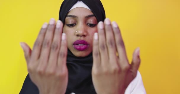 Bella ragazza afro-americana che indossa hijab musulmano su sfondo di colore — Video Stock