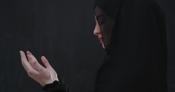Портрет прекрасної муслім жінки в модному одязі з хіджабом, які традиційно моляться Богу — стокове відео