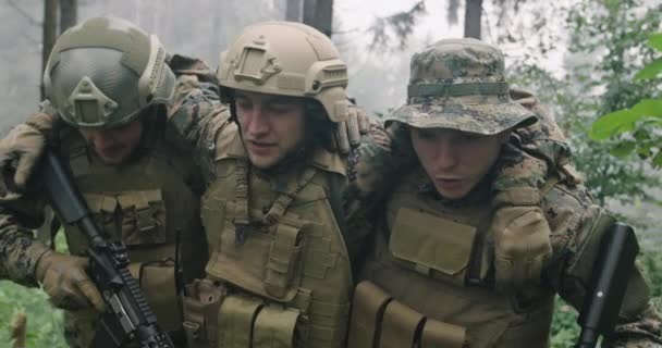 Action militaire pour sauver un soldat dans une forêt dense — Video