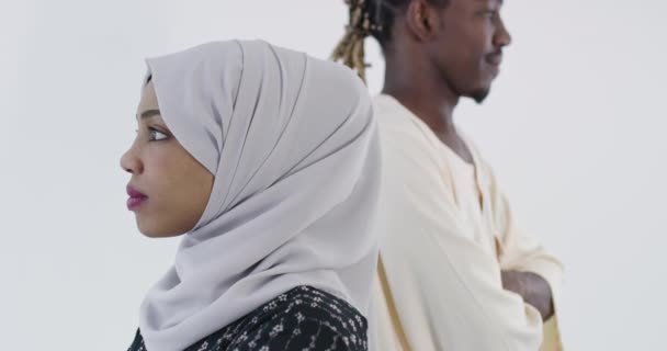 Portrét černošky muslimský pár nad bílým pozadím — Stock video