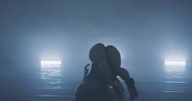 Sanat dansı, Çağdaş dans ve yumuşak atmosferde dans pratiği yaparken ince dans sanatçısı.