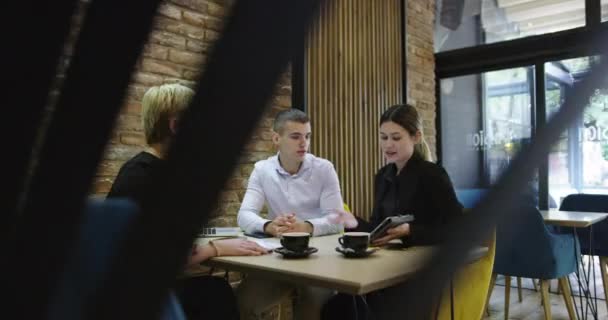 Συνάντηση επιχειρηματιών στο καφέ — Αρχείο Βίντεο