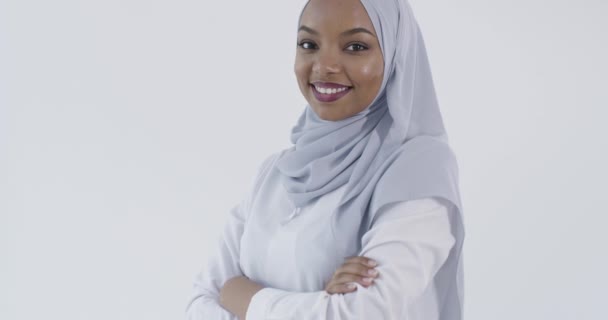 Retrato de una joven mujer de negocios africana en ropa tradicional musulmana hijab aislada sobre fondo blanco — Vídeo de stock