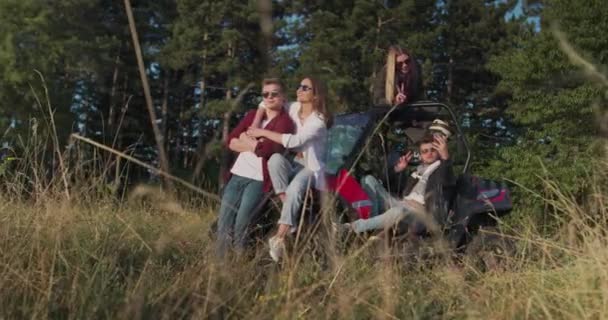 Les jeunes amis s'amusent au soleil du matin — Video