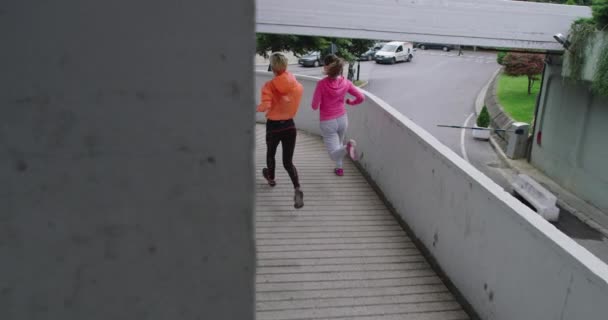 Ενεργό γυναίκες δρομείς τρέξιμο σε εξωτερικούς χώρους στο κέντρο της πόλης, healty τρόπο ζωής και αθλητική δραστηριότητα — Αρχείο Βίντεο