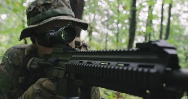 Volledig uitgeruste geweer soldaat met camouflage uniform aanvallende vijand, geweer in vuurpositie in dichte bos — Stockvideo