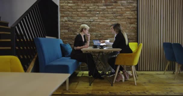 Üzletemberek csapattalálkozó a kávézóban — Stock videók