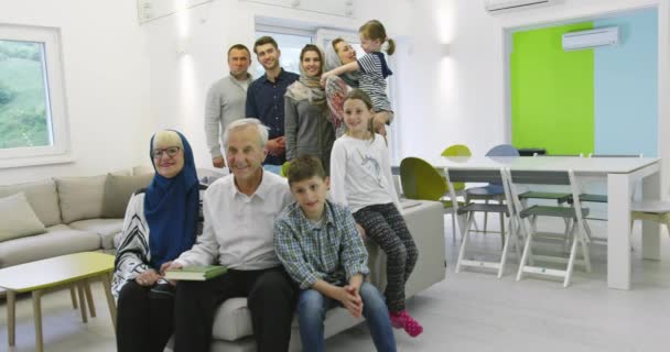 Varias generaciones retrato de la familia musulmana moderna feliz antes de la cena iftar durante la fiesta de ramadán en casa — Vídeos de Stock