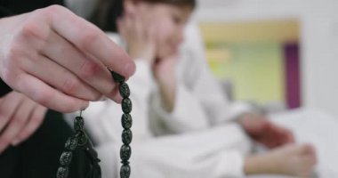 Müslüman kadınlar Ramazan ayı boyunca Tasbih 'te sayım yapmak için Misbaha' yı kullanıyorlar