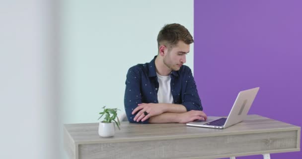Позаштатна кар'єра, усміхнений чоловік працює на ноутбуці комп'ютера вдома . — стокове відео