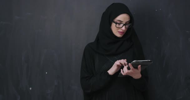 Muszlim üzletasszony gazdaság tabletta számítógép visel hidzsáb ruhák — Stock videók