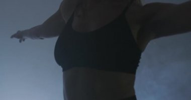 Sanat dansı, Çağdaş dans ve yumuşak atmosferde dans pratiği yaparken ince dans sanatçısı.