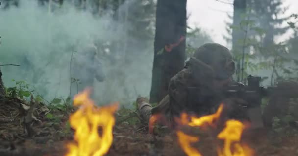 Soldados das Forças Especiais em acção. Esquadrão de elite se move através de fogo e fumaça na floresta — Vídeo de Stock