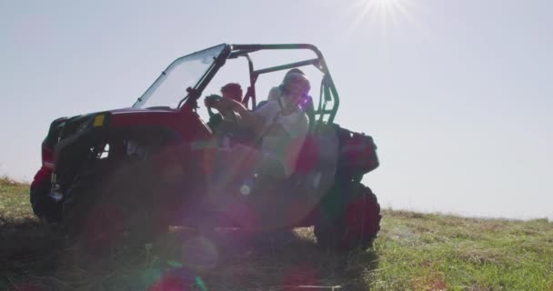 Hipster amigos en viaje por carretera Conducir en coche convertible fuera de la carretera en la naturaleza y divertirse — Vídeos de Stock