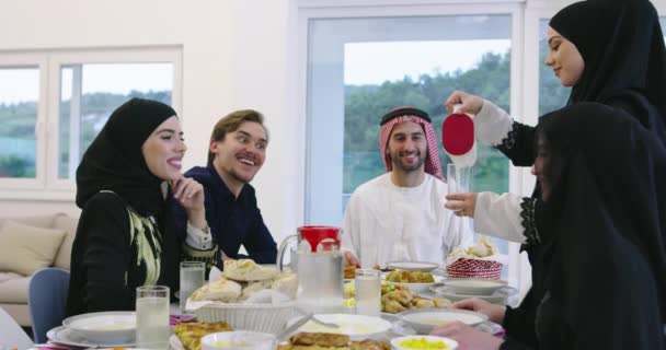 Familia musulmana teniendo una fiesta de Ramadán — Vídeos de Stock