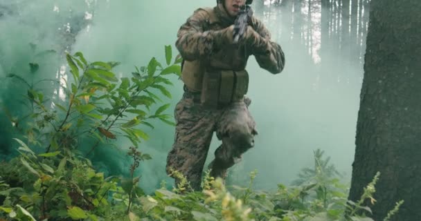 Soldaten Bei Militäraktionen Dichten Wald Mit Rauch Hintergrund Armee Bei — Stockvideo