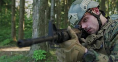 Yoğun ormanlarda hattını koruyan askerler. Ormandaki üssü kurtarmak ve korumak için askeri harekat.