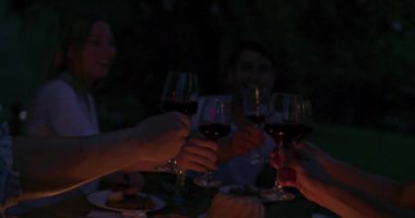 Bir grup mutlu arkadaş tatil tatilini fıskiyelerle kutluyor ve nehir kenarında Fransız pikniği yaparken kırmızı şarap içiyorlar. 