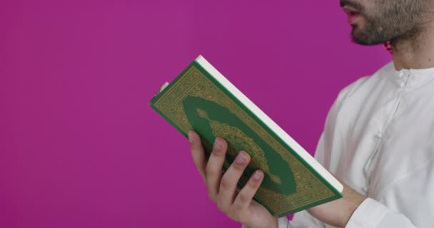 Άραβας Μουσουλμάνος Παραδοσιακά Ρούχα Προσεύχεται Διαβάζοντας Κοράνι Ισλαμικό Ιερό Βιβλίο — Αρχείο Βίντεο