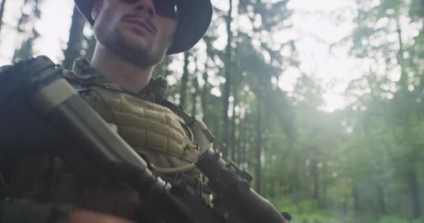 Soldado Moderno Con Rifle Guaridas Bosque Con Humo Backgorund — Vídeo de stock