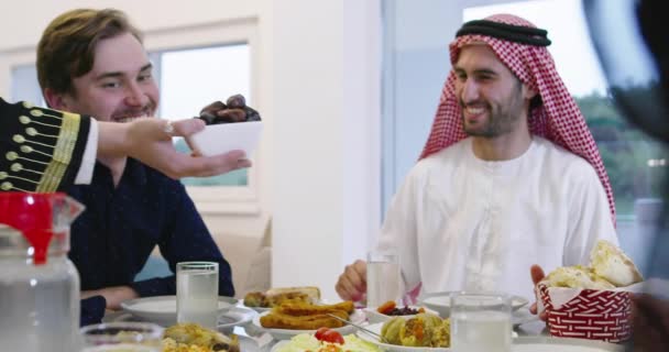 Muslimische Familie Isst Während Des Ramadan Iftar Festes Getrocknete Datteln — Stockvideo