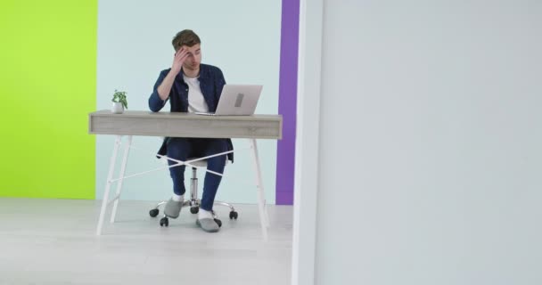 Schöner Junger Mann Mit Laptop Einem Modernen Büro Freiberufler Arbeitet — Stockvideo