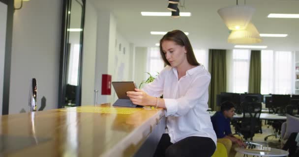 Žena Kancelářské Kuchyni Pomocí Tabletu Práce Startovací Kanceláři — Stock video